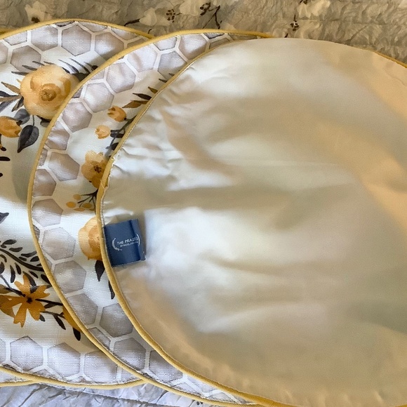 Round Bumblebee Placemats set of 4 NEW - Picture 2 of 3